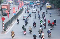 Người dân bịt kín từ đầu đến chân hối hả trở lại Thủ đô sau kỳ nghỉ Tết