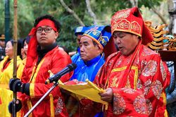 Lộc hoa tre được phát tận tay người tham gia lễ hội Gióng