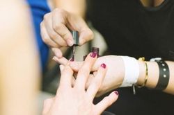 Thợ làm móng tiết lộ 7 điều mà các tiệm làm đẹp không muốn khách hàng biết, chị em có nhu cầu làm đẹp cẩn trọng nếu không muốn mắc ung thư