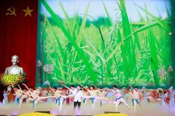 Chương trình nghệ thuật 'Màu cờ tôi yêu' tái hiện quá trình hình thành và phát triển của Đảng Cộng sản Việt Nam