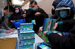 Dịch virus corona lan rộng, khẩu trang cháy hàng tại nhiều nước