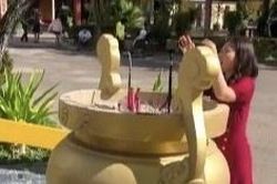 Hình ảnh xấu đầu năm: Trèo mái chùa, đặt chân máy ảnh trong lư hương