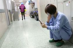 Nữ bác sĩ tại Vũ Hán bật khóc vì nhớ con