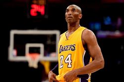 Lợi dụng sự ra đi của Kobe Bryant để bán giày giá cao là sai trái?