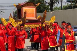 Đầu Xuân về làng Ném Thượng xem lễ hội chém lợn
