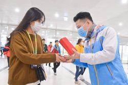 Công nhân nhận lì xì đầu năm bằng khẩu trang chống dịch virus corona
