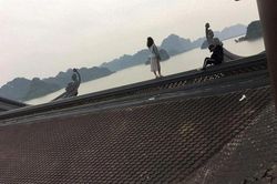 Đầu năm đi chùa, 'nam thanh nữ tú' trèo lên mái chùa để 'sống ảo'
