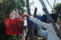 Ông chủ tiệm tạp hóa 10 năm kéo ròng rọc bán hàng cho bà con bên sông