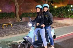 Đông Nhi - Ông Cao Thắng đúng chuẩn cặp đôi 'xì tin' nhất Vbiz: U35 mà vẫn nhí nhố lái xe máy du xuân ở nước ngoài