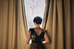 Tình cờ về nhà lúc dở buổi, tôi mới biết lý do vì sao đêm nào vợ cũng khóc mê, gối ướt sũng