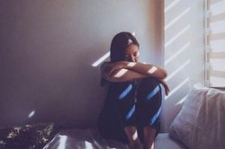 Cô em chồng bỗng tặng tôi đôi khuyên tai mạ vàng rất đẹp, tôi vui mừng nhận mà không hề biết đằng sau nó ẩn chứa một bí mật khiến tôi phải rơi vào cảnh tủi nhục