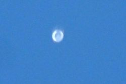 Cận cảnh UFO hình quả cầu trắng khổng lồ 'đóng băng' trên trời