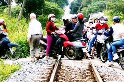 Kinh hoàng cảnh người dân chen lấn trên đường ray