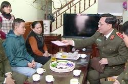 Thăm cán bộ, chiến sĩ bị bệnh hiểm nghèo và gia đình có hoàn cảnh khó khăn