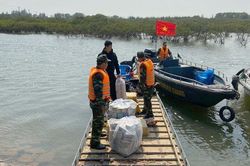 Biên phòng Quảng Ninh bắt giữ người đàn ông xuất lậu gần 9.000 khẩu trang y tế
