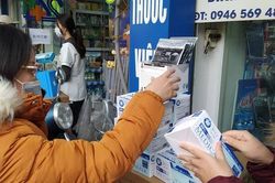 Phòng virus nCoV, dân xếp hàng mua khẩu trang với giá tăng 'không tưởng tượng nổi'
