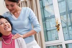 Lý giải đáng suy ngẫm về tình yêu thương giữa mẹ, con gái và con dâu