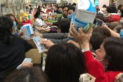Khẩu trang y tế 17.000 đồng/hộp, dân tranh nhau mua ở chợ thuốc lớn nhất miền Bắc