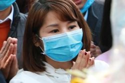 Hà Nội: Khách hành hương bịt kín mặt khấn vái ở Phủ Tây Hồ vì virus corona