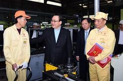 Bí thư Thành ủy Hà Nội kiểm tra việc ra quân sản xuất đầu năm tại doanh nghiệp