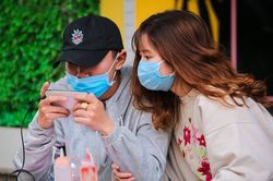 Người Hà Nội bịt khẩu trang kín mít phòng virus corona