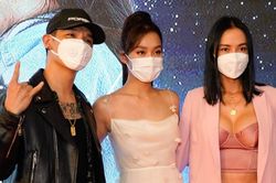 Khả Ngân và dàn sao Việt diện váy, mang khẩu trang trên thảm đỏ