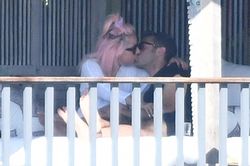 Lady Gaga ôm hôn người đàn ông lạ ở Miami
