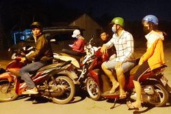 Người Củ Chi đổ ra đường xem cảnh sát siết lại an ninh tìm Tuấn 'Khỉ'