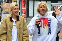 Justin Bieber thường mặc xấu, tóc rối tung khi sánh đôi bên vợ