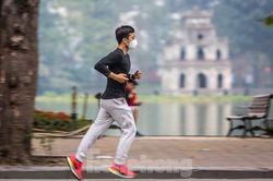 'Thời' virus corona, dân Hà thành đeo khẩu trang tập thể dục