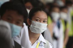Tin tức thế giới 1/2: Chuyên gia nhận định cảm cúm thông thường còn đáng sợ hơn virus corona