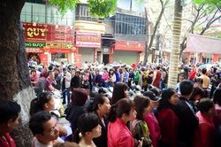 Xếp hàng chờ mua cầu may, những thứ rước Thần Tài về nhà