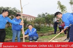 Trồng cây xanh mừng 90 năm thành lập Đảng