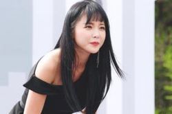 Nữ ca sĩ Hong Jin Young quyên góp 5000 khẩu trang cho người Hàn Quốc được đưa về từ Vũ Hán