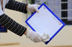 Các trường trên địa bàn Hà Nội khẩn trương phun thuốc khử trùng phòng vi rút corona