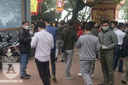 Khoảnh khắc đáng nhớ trong buổi phát khẩu trang miễn phí cho người dân chống virus corona