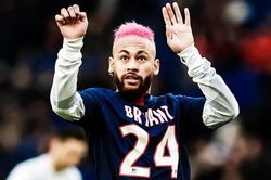 Neymar mặc áo ngược để tri ân Kobe Bryant