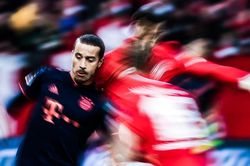Cựu sao Barca rê bóng qua 3 cầu thủ trước khi ghi bàn