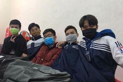 Học sinh đăng ảnh đeo khẩu trang đi học giữa dịch corona