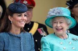 Kate Middleton trở thành biểu tượng thời trang mới của hoàng gia