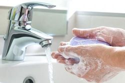 Nước rửa tay cháy hàng, người dân nên dùng gì để thay thế?
