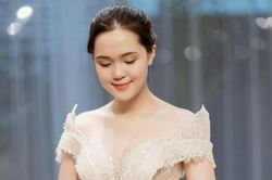 Quỳnh Anh khoe váy cưới được Duy Mạnh tặng riêng trước ngày kết hôn