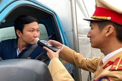 CSGT duy trì kiểm tra nồng độ cồn trong dịch virus corona