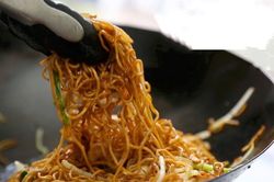 Cách làm mì xào giòn với xì dầu