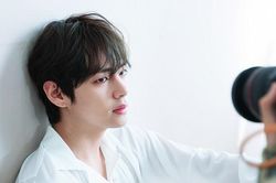 V BTS 'tự luyến' khuôn mặt, fan chỉ có thể đồng tình 200%