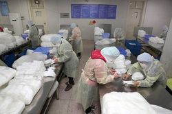 Chung sức chống virus corona, EU chuyển 12 tấn trang phục bảo hộ y tế tới Trung Quốc