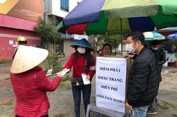Hàng chục nghìn chiếc khẩu trang được phát miễn phí ở Quảng Ninh