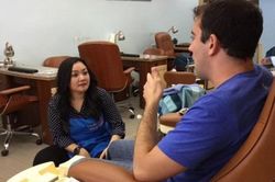 Xót xa cảnh nghệ sĩ nghèo phải chạy xe ôm, bán hàng thêm để nuôi gia đình