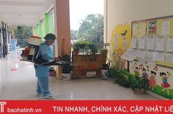 Thị xã Hồng Lĩnh phun thuốc khử trùng trường học, phòng virus corona