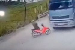 Lái xe không đội mũ bảo hiểm thoát chết trong gang tấc
